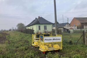 Turystyczne drezyny wracają na kolejne tory Ponidzia - Radio Kielce Towarzystwo Przyjaciół Ponidzia planuje reaktywację ruchu turystycznego na trasie dawnej kolejki wąskotorowej w Chrobrzu / Fot. Towarzystwo Przyjaciół Ponidzia