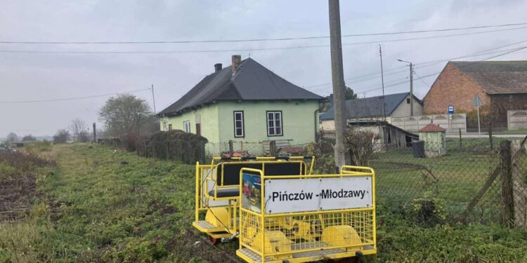 Turystyczne drezyny wracają na kolejne tory Ponidzia - Radio Kielce Towarzystwo Przyjaciół Ponidzia planuje reaktywację ruchu turystycznego na trasie dawnej kolejki wąskotorowej w Chrobrzu / Fot. Towarzystwo Przyjaciół Ponidzia