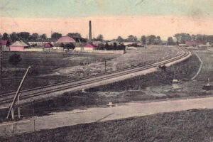 Kielce. Ulica Romualda Mielczarskiego. Lata 1900-1915. Dawna cegielnia, obecnie teren zakładów Iskra. Na zdjęciu widoczny przejazd kolejowy na ulicy Krakowskiej / źródło: fotopolska.eu