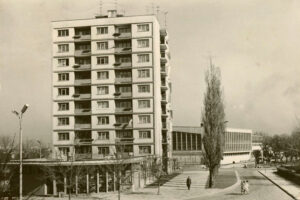 Historia kieleckich ulic. Krakowska Rogatka - Radio Kielce Kielce. Krakowska Rogatka. Lata 1967-1968. Blok mieszkalny przy Krakowskiej, w tle pierwsza w Kielcach pływalnia kryta / źródło: fotopolska.eu