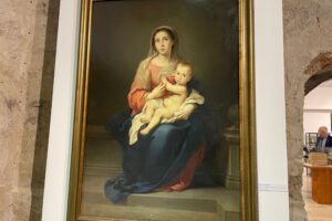 Obrazy, dawne karty świąteczne, zabawki i choinkowe ozdoby na jednej wystawie - Radio Kielce 14.12.2025. Sandomierz. Muzeum Diecezjalne Dom Długosza w Sandomierzu. Wystawa „Z pierwszą na niebie gwiazdą Bóg w Waszym domu zasiędzie. Opowieść Wigilijna” / Fot. Grażyna Szlęzak-Wójcik - Radio Kielce