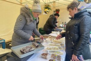 Chleb z pieca hitem jarmarku - Radio Kielce 14.12.2025. Dwikozy. Kiermasz / Fot. Grażyna Szlęzak-Wójcik - Radio Kielce