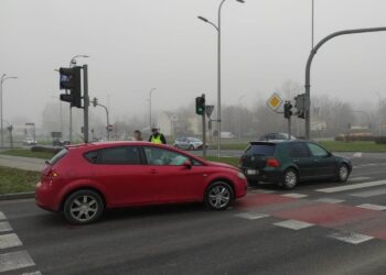 Kolizja dwóch aut na skrzyżowaniu w Kielcach. Są utrudnienia w ruchu - Radio Kielce 04.12.2025. Kielce. Kolizja na skrzyżowaniu ulic Tarnowskiej i Pileckiego / Fot. policja