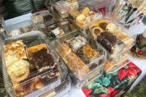 Chleb z pieca hitem jarmarku - Radio Kielce 14.12.2025. Dwikozy. Kiermasz / Fot. Grażyna Szlęzak-Wójcik - Radio Kielce