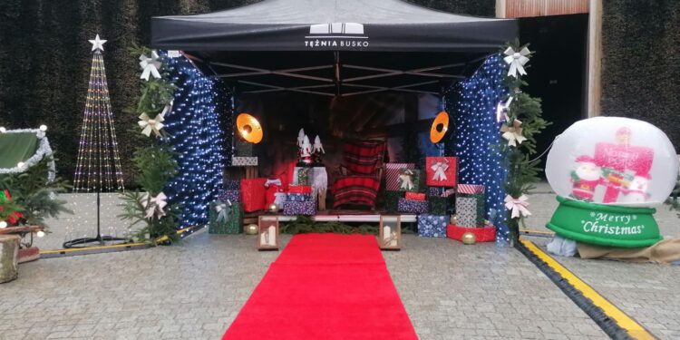 Świąteczne miasteczko w sercu tężni - Radio Kielce 13.12.2025. Busko-Zdrój. Tężnia solankowa / Fot. Marta Gajda-Kruk - Radio Kielce