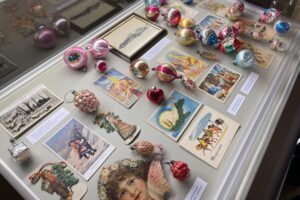 Obrazy, dawne karty świąteczne, zabawki i choinkowe ozdoby na jednej wystawie - Radio Kielce 14.12.2025. Sandomierz. Muzeum Diecezjalne Dom Długosza w Sandomierzu. Wystawa „Z pierwszą na niebie gwiazdą Bóg w Waszym domu zasiędzie. Opowieść Wigilijna” / Fot. Grażyna Szlęzak-Wójcik - Radio Kielce