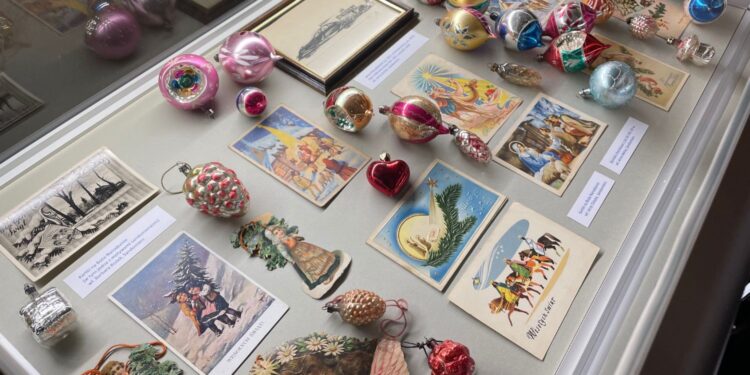 Obrazy, dawne karty świąteczne, zabawki i choinkowe ozdoby na jednej wystawie - Radio Kielce 14.12.2025. Sandomierz. Muzeum Diecezjalne Dom Długosza w Sandomierzu. Wystawa „Z pierwszą na niebie gwiazdą Bóg w Waszym domu zasiędzie. Opowieść Wigilijna” / Fot. Grażyna Szlęzak-Wójcik - Radio Kielce