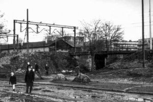 Kielce. Ulica Romualda Mielczarskiego. Lata 1967-1969. Ulice Mielczarskiego i Karczówkowska. Przejazd kolejowy, widok w stronę ulicy Grunwaldzkiej i dworca kolejowego / źródło: fotopolska.eu; zdjęcie z kolekcji Ewy Żymańczyk