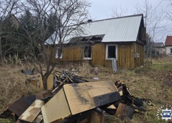 Policjanci wynieśli rannego mężczyznę z płonącego domu - Radio Kielce Fot. KPP w Starachowicach