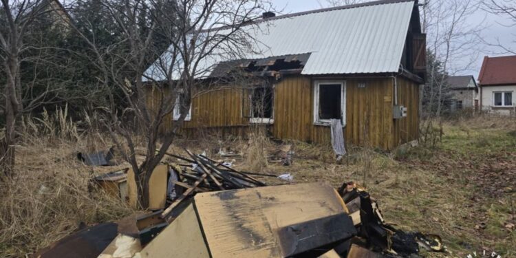 Policjanci wynieśli rannego mężczyznę z płonącego domu - Radio Kielce Fot. KPP w Starachowicach