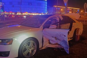 Trzy osoby ranne w wypadku w okolicy galerii handlowej - Radio Kielce 07.12.2025. Kielce. Skrzyżowanie Alei Solidarności i ulicy Świętokrzyskiej. Wypadek / Fot. Policja