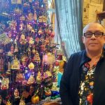 Choinka w Antykwariacie Naukowym im. Andrzeja Metzgera w Kielcach. Na zdjęciu: Igor Metzger / Fot. Dorota Klusek - Radio Kielce