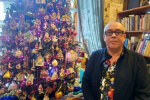 Choinka w Antykwariacie Naukowym im. Andrzeja Metzgera w Kielcach. Na zdjęciu: Igor Metzger / Fot. Dorota Klusek - Radio Kielce