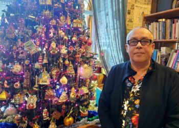 Choinka w Antykwariacie Naukowym im. Andrzeja Metzgera w Kielcach. Na zdjęciu: Igor Metzger / Fot. Dorota Klusek - Radio Kielce