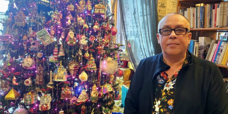 Choinka w Antykwariacie Naukowym im. Andrzeja Metzgera w Kielcach. Na zdjęciu: Igor Metzger / Fot. Dorota Klusek - Radio Kielce