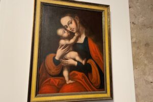 Obrazy, dawne karty świąteczne, zabawki i choinkowe ozdoby na jednej wystawie - Radio Kielce 14.12.2025. Sandomierz. Muzeum Diecezjalne Dom Długosza w Sandomierzu. Wystawa „Z pierwszą na niebie gwiazdą Bóg w Waszym domu zasiędzie. Opowieść Wigilijna” / Fot. Grażyna Szlęzak-Wójcik - Radio Kielce