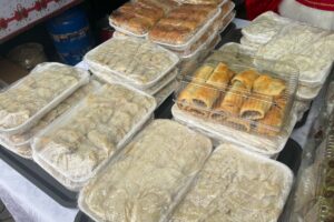 Chleb z pieca hitem jarmarku - Radio Kielce 14.12.2025. Dwikozy. Kiermasz / Fot. Grażyna Szlęzak-Wójcik - Radio Kielce