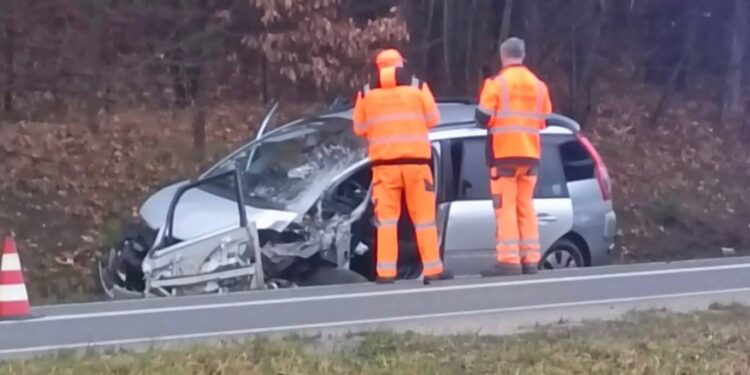 Zderzenie ciężarówki z osobówką. Jeden z kierowców pod wpływem alkoholu - Radio Kielce Zderzenie ciężarówki z osobówką. Jeden z kierowców pod wpływem alkoholu