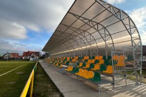 Nowe trybuny na stadionie w Pierzchnicy / Fot. Marcin Marszałek - Radio Kielce