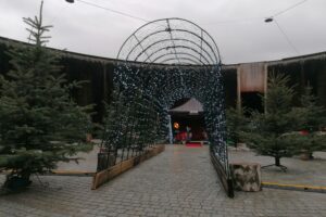 Świąteczne miasteczko w sercu tężni - Radio Kielce 13.12.2025. Busko-Zdrój. Tężnia solankowa / Fot. Marta Gajda-Kruk - Radio Kielce