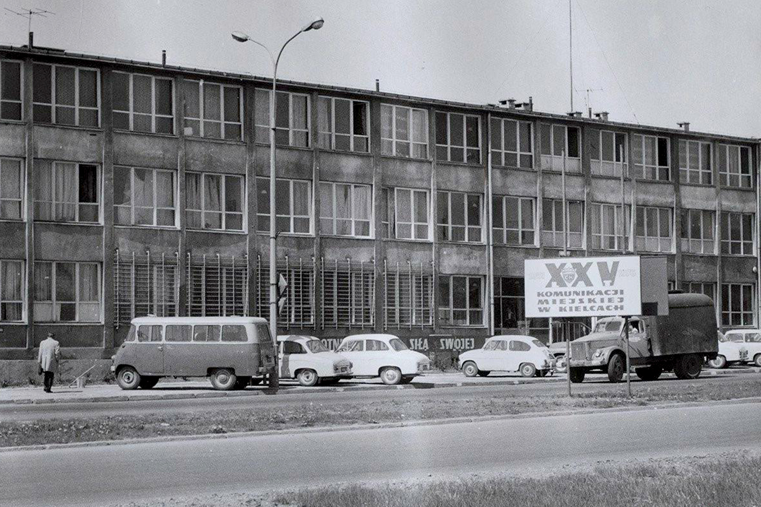 Kielce. Ulica Jagiellońska. 1976 rok. Zajezdnia Miejskiego Przedsiębiorstwa Komunikacji w Kielcach 12 Miejskie Przedsiębiorstwo Komunikacji / źródło: fotopolska.eu