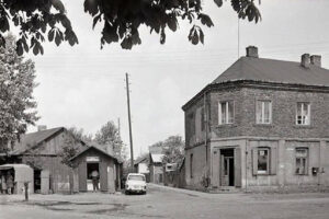 Kielce. Ulica Romualda Mielczarskiego. Lata 1968-1975. Skrzyżowanie ulic Mielczarskiego i Karczówkowskiej, na wprost ulica Zielona / źródło: fotopolska.eu; zdjęcie z Grupy Kielce Na Przestrzeni Lat