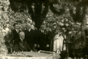 Historia kieleckich ulic. Krakowska Rogatka - Radio Kielce Kielce. Krakowska Rogatka. 12 czerwca 1933 roku. Poświęcenie kamienia węgielnego i podpisanie aktu erekcyjnego pod budowę Domu Wychowania Fizycznego i Przysposobienia Wojskowego im. Marszałka Józefa Piłsudskiego. W wydarzeniu uczestniczył prezydent RP Ignacy Mościcki. Gmach został uroczyście otwarty 18 listopada 1935 roku / źródło: fotopolska.eu