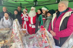 Chleb z pieca hitem jarmarku - Radio Kielce 14.12.2025. Dwikozy. Kiermasz / Fot. Grażyna Szlęzak-Wójcik - Radio Kielce