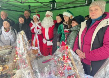 Chleb z pieca hitem jarmarku - Radio Kielce 14.12.2025. Dwikozy. Kiermasz / Fot. Grażyna Szlęzak-Wójcik - Radio Kielce