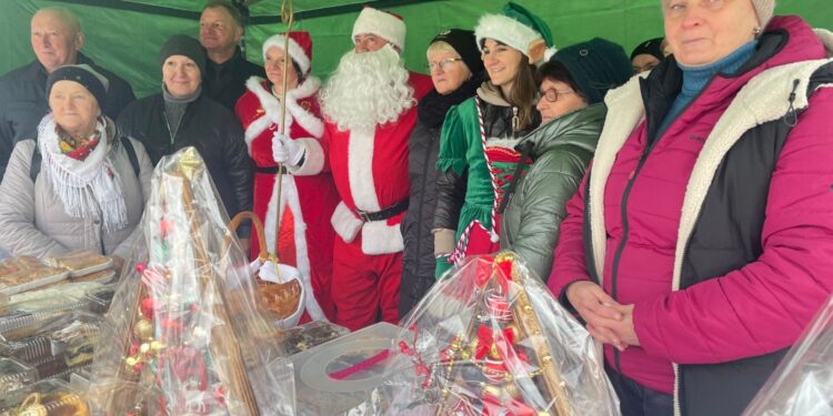 Chleb z pieca hitem jarmarku - Radio Kielce 14.12.2025. Dwikozy. Kiermasz / Fot. Grażyna Szlęzak-Wójcik - Radio Kielce