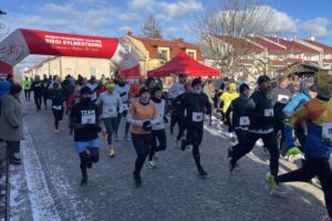 30.12.2025. Szydłów. 44. Uliczne Biegi Sylwestrowe / Fot. Kamil Król - Radio Kielce