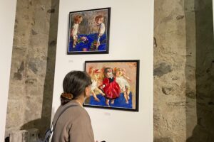 Obrazy, dawne karty świąteczne, zabawki i choinkowe ozdoby na jednej wystawie - Radio Kielce 14.12.2025. Sandomierz. Muzeum Diecezjalne Dom Długosza w Sandomierzu. Wystawa „Z pierwszą na niebie gwiazdą Bóg w Waszym domu zasiędzie. Opowieść Wigilijna” / Fot. Grażyna Szlęzak-Wójcik - Radio Kielce