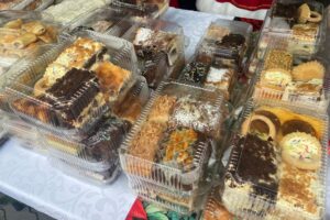 Chleb z pieca hitem jarmarku - Radio Kielce 14.12.2025. Dwikozy. Kiermasz / Fot. Grażyna Szlęzak-Wójcik - Radio Kielce