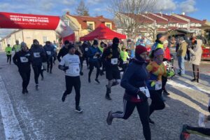 30.12.2025. Szydłów. 44. Uliczne Biegi Sylwestrowe / Fot. Kamil Król - Radio Kielce