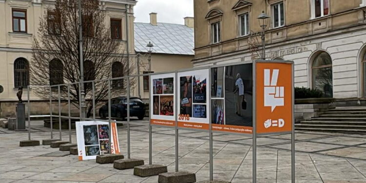 Zniszczona wystawa w Kielcach - Radio Kielce Zniszczona wystawa w Kielcach