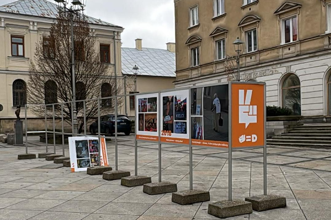 Zniszczona wystawa w Kielcach