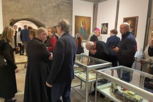 Obrazy, dawne karty świąteczne, zabawki i choinkowe ozdoby na jednej wystawie - Radio Kielce 14.12.2025. Sandomierz. Muzeum Diecezjalne Dom Długosza w Sandomierzu. Wystawa „Z pierwszą na niebie gwiazdą Bóg w Waszym domu zasiędzie. Opowieść Wigilijna” / Fot. Grażyna Szlęzak-Wójcik - Radio Kielce