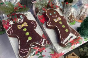 Chleb z pieca hitem jarmarku - Radio Kielce 14.12.2025. Dwikozy. Kiermasz / Fot. Grażyna Szlęzak-Wójcik - Radio Kielce