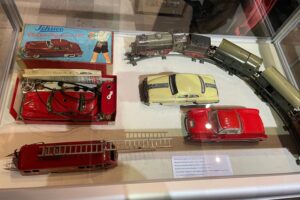 Obrazy, dawne karty świąteczne, zabawki i choinkowe ozdoby na jednej wystawie - Radio Kielce 14.12.2025. Sandomierz. Muzeum Diecezjalne Dom Długosza w Sandomierzu. Wystawa „Z pierwszą na niebie gwiazdą Bóg w Waszym domu zasiędzie. Opowieść Wigilijna” / Fot. Grażyna Szlęzak-Wójcik - Radio Kielce