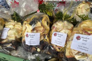 Chleb z pieca hitem jarmarku - Radio Kielce 14.12.2025. Dwikozy. Kiermasz / Fot. Grażyna Szlęzak-Wójcik - Radio Kielce