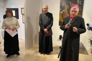 Obrazy, dawne karty świąteczne, zabawki i choinkowe ozdoby na jednej wystawie - Radio Kielce 14.12.2025. Sandomierz. Muzeum Diecezjalne Dom Długosza w Sandomierzu. Wystawa „Z pierwszą na niebie gwiazdą Bóg w Waszym domu zasiędzie. Opowieść Wigilijna” / Fot. Grażyna Szlęzak-Wójcik - Radio Kielce