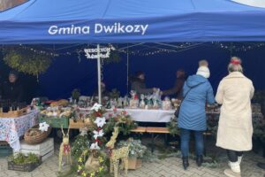 Chleb z pieca hitem jarmarku - Radio Kielce 14.12.2025. Dwikozy. Kiermasz / Fot. Grażyna Szlęzak-Wójcik - Radio Kielce