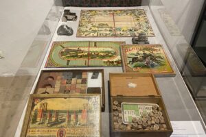 Obrazy, dawne karty świąteczne, zabawki i choinkowe ozdoby na jednej wystawie - Radio Kielce 14.12.2025. Sandomierz. Muzeum Diecezjalne Dom Długosza w Sandomierzu. Wystawa „Z pierwszą na niebie gwiazdą Bóg w Waszym domu zasiędzie. Opowieść Wigilijna” / Fot. Grażyna Szlęzak-Wójcik - Radio Kielce