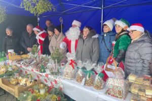 Chleb z pieca hitem jarmarku - Radio Kielce 14.12.2025. Dwikozy. Kiermasz / Fot. Grażyna Szlęzak-Wójcik - Radio Kielce