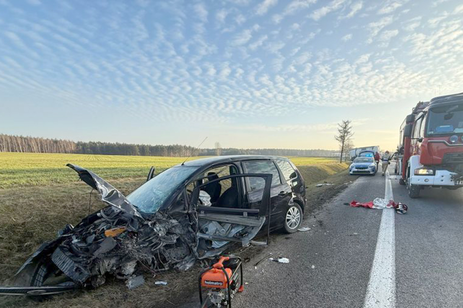 18.12.2025. Młyny. Droga krajowa nr 73. Zderzenie auta osobowego z ciężarówką (1)