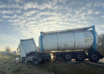 Zderzenie z cysterną na krajowej „73” - Radio Kielce 18.12.2025. Młyny. Droga krajowa nr 73. Zderzenie auta osobowego z ciężarówką (1)