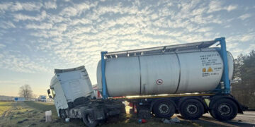 18.12.2025. Młyny. Droga krajowa nr 73. Zderzenie auta osobowego z ciężarówką. / Źródło: KP PSP Busko Zdrój