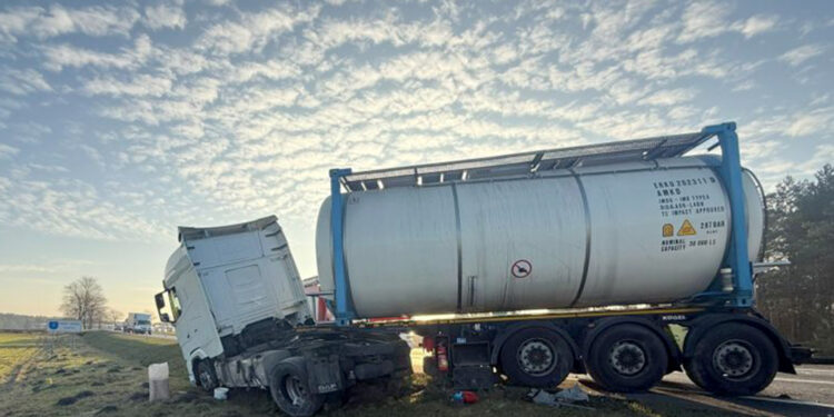 18.12.2025. Młyny. Droga krajowa nr 73. Zderzenie auta osobowego z ciężarówką (1)