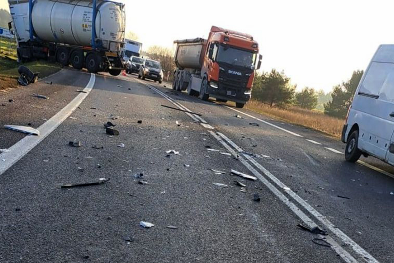 18.12.2025. Młyny. Droga krajowa nr 73. Zderzenie auta osobowego z ciężarówką (1)