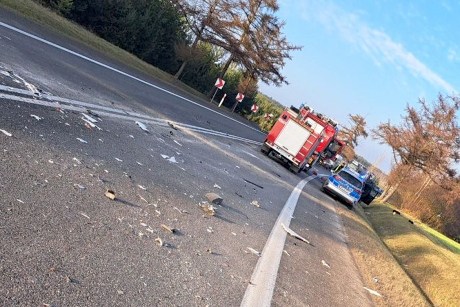 18.12.2025. Młyny. Droga krajowa nr 73. Zderzenie auta osobowego z ciężarówką (1)